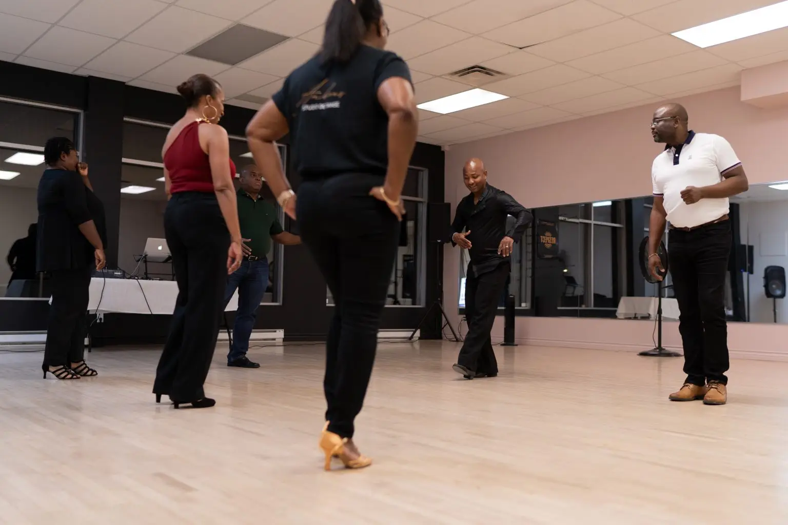 Cours de danse guidé par les professeurs d’Ambians Studio